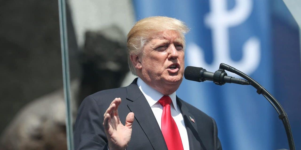 Prezydent USA w Warszawie: Stajemy ramię w ramię broniąc artykułu 5 NATO