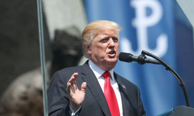Prezydent USA w Warszawie: Stajemy ramię w ramię broniąc artykułu 5 NATO