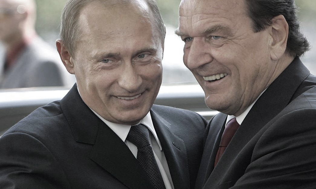 Wojna informacyjna. Kremlowski propagandzista Gerhard Schröder znowu wybiela Putina