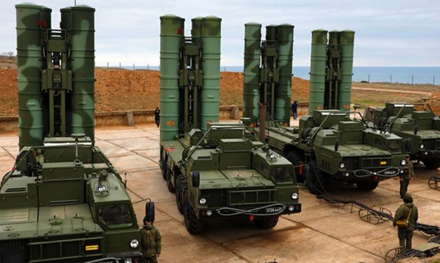 Rosyjscy najeźdźcy rozmieścili na Krymie kolejny batalion S-400 (WIDEO)