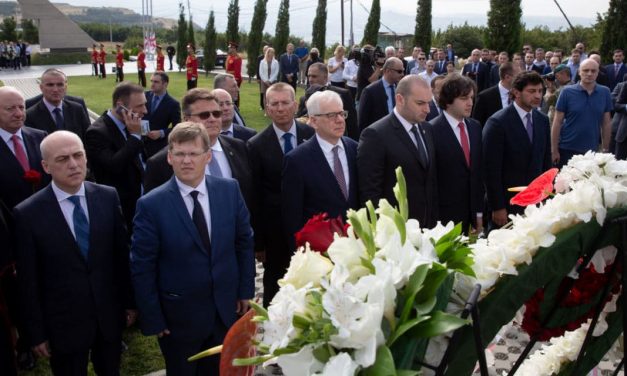 10. rocznica agresji Rosji na Gruzję. Szefowie MSZ Polski, Litwy i Łotwy oraz wicepremier Ukrainy ze wspólną wizytą w Tbilisi