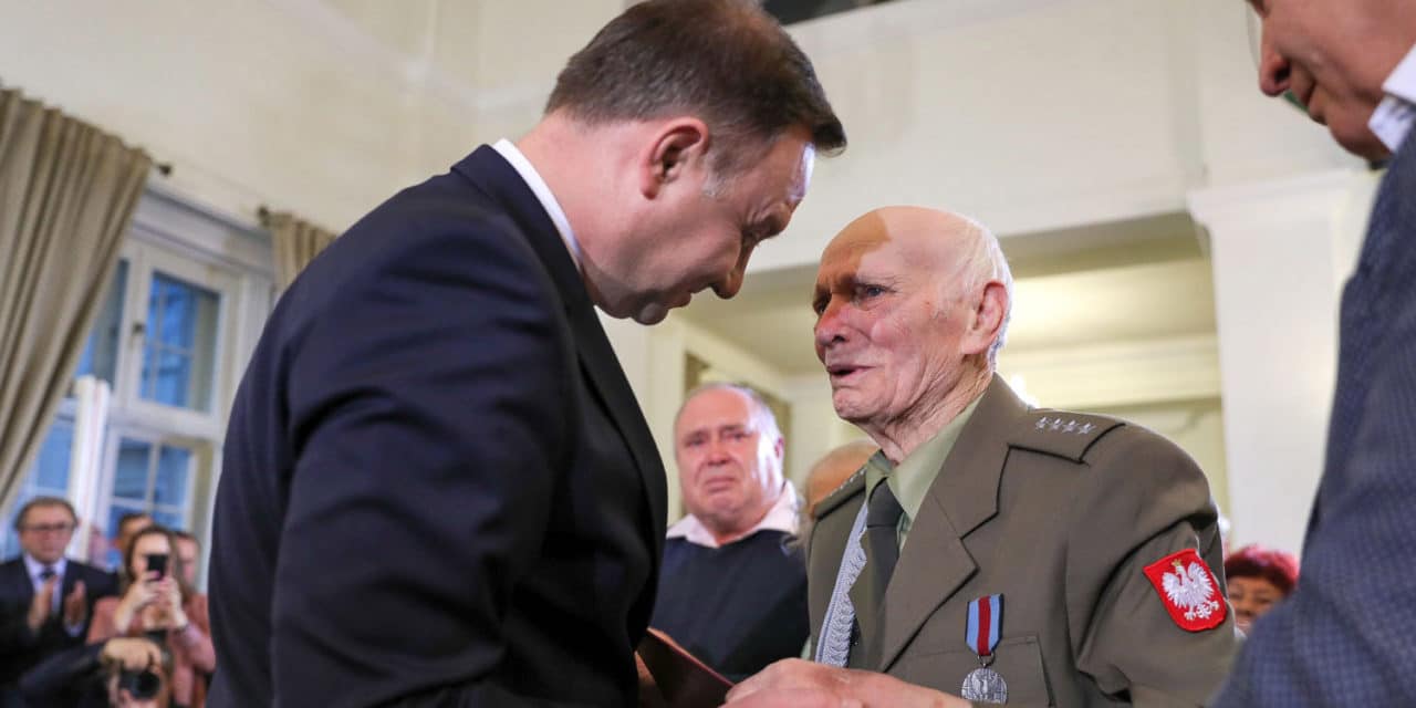 Andrzej Duda wręczył obywatelstwo RP Franciszkowi Jakowczykowi, żołnierzowi AK z Żytomierza