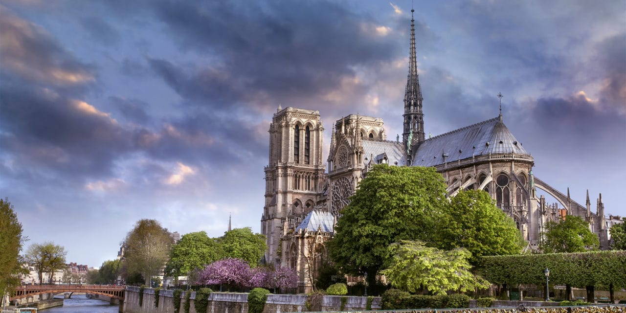 Prezydent Macron: „Odbudujemy Notre Dame”