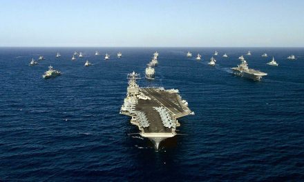 Amerykański lotniskowiec na czele grupy uderzeniowej płynie na Bliski Wschód