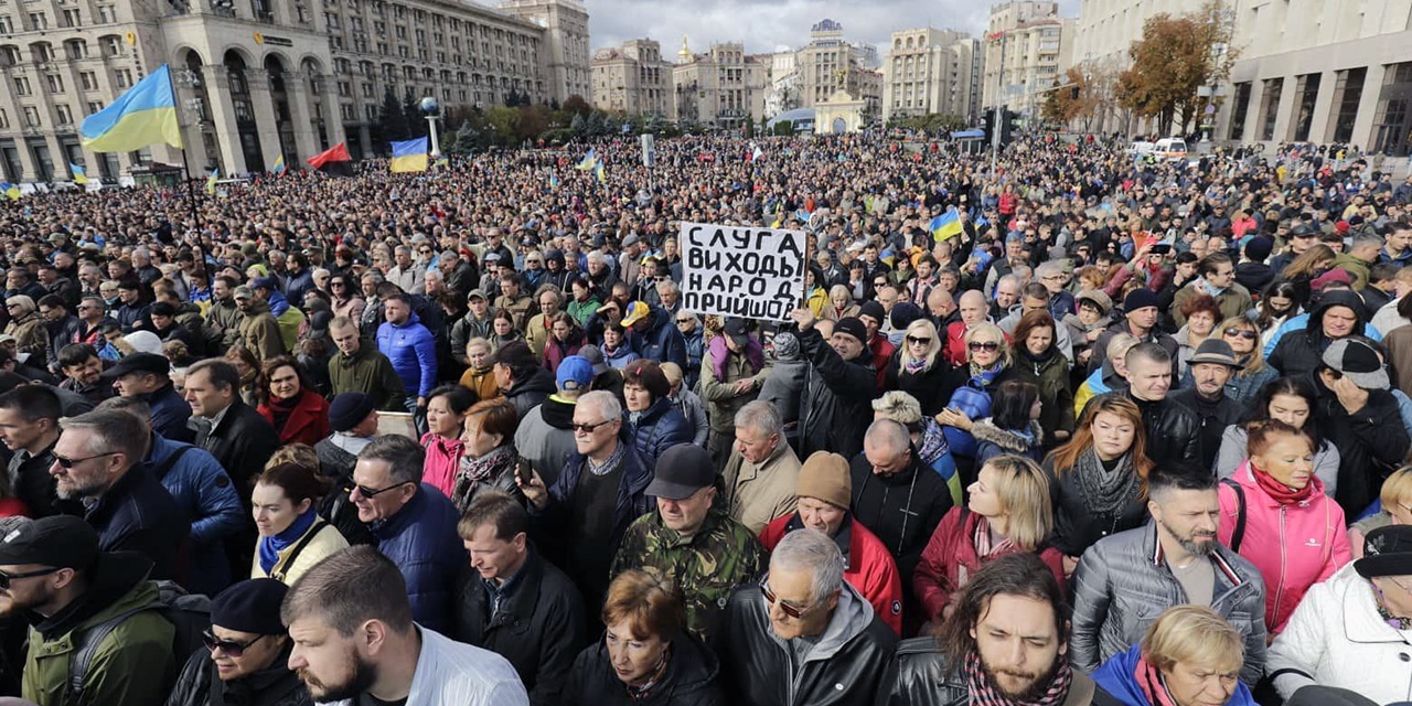 “Nie kapitulacji!”. Dziesiątki tysięcy ludzi protestują na Majdanie Niepodległości w Kijowie