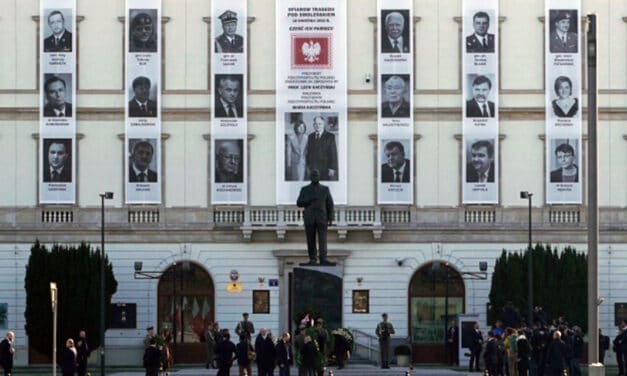 Pamiętamy! Premier i ministrowie oddali hołd ofiarom katastrofy smoleńskiej. Wieniec złożyły także Kluby „Gazety Polskiej”