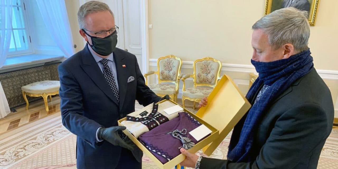 Ukraińska para prezydencka ofiarowała polskiej parze prezydenckiej wyszywanki