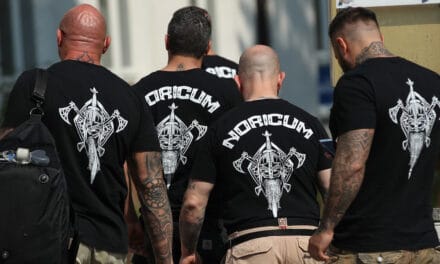 Niemieccy neonaziści przechodzą szkolenie paramilitarne w obozie Rosyjskiego Ruchu Imperialnego w okolicach Sankt Petersburga