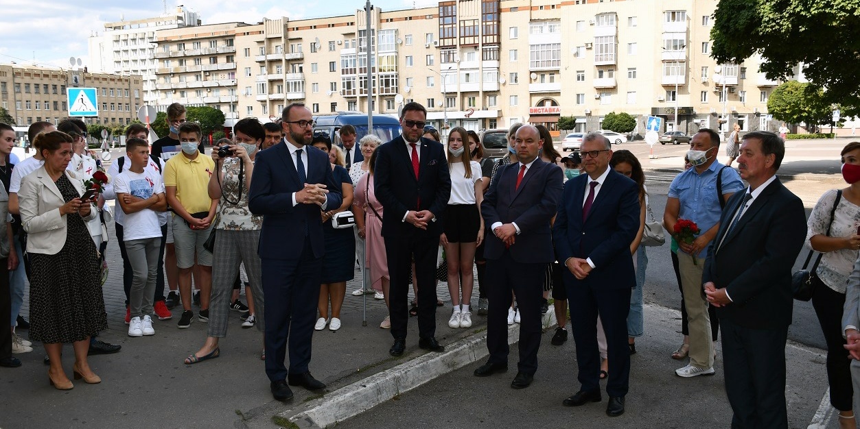 Delegacje Rządu RP, Senatu RP i Ambasady RP w Kijowie złożyły kwiaty pod tablicą upamiętniającą Lecha Kaczyńskiego w Żytomierzu
