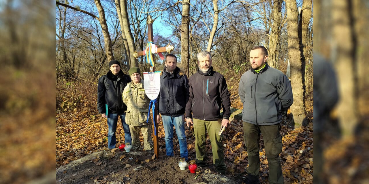 Harcerzy i płastuni ustawili krzyż na nagrobku żołnierzy Wojska Polskiego w forcie w Tarakanowie na Wołyniu