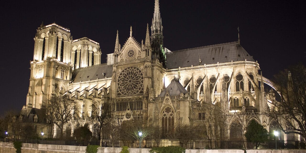 W katedrze Notre-Dame ponownie zabiły dzwony