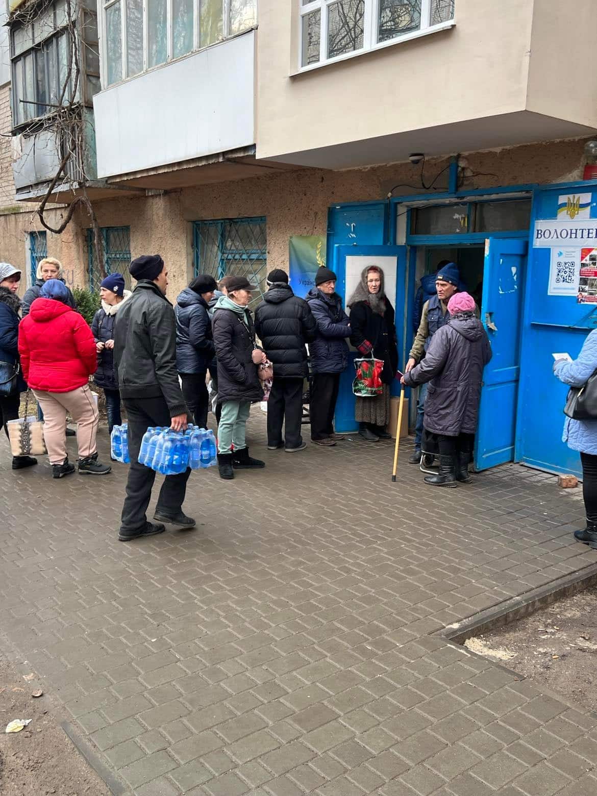 Kolejki po wodę, fot. parafia św. Mikołaja w Kijowie