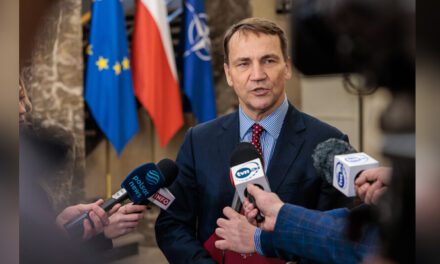 Polska świadoma moralnego obowiązku wobec rodaków na Wschodzie – expose Radosława Sikorskiego w Senacie