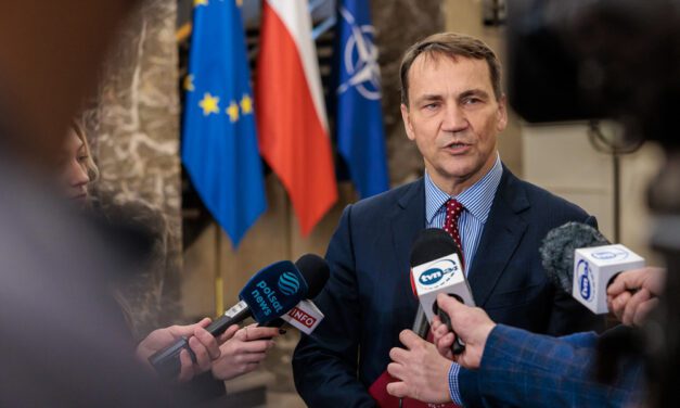 Sikorski mówi wprost: „Rosja prowadzi wojnę hybrydową przeciwko Zachodowi”