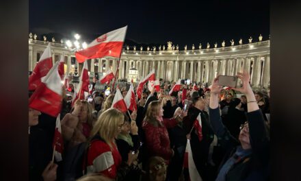 Międzynarodowe grono uczestników czuwania w 19. rocznicę śmierci Jana Pawła II