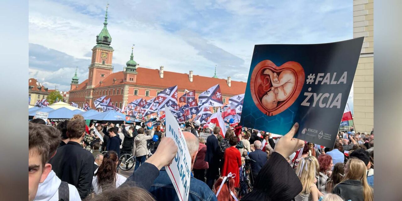 „Nie wywieszamy białej flagi” – w Warszawie wielotysięczny Narodowy Marsz Życia