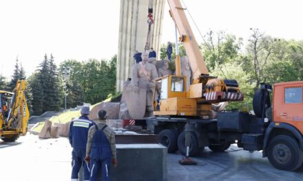 Koniec symbolu imperialnego! W Kijowie rozpoczęto demontaż pomnika Rady Perejasławskiej