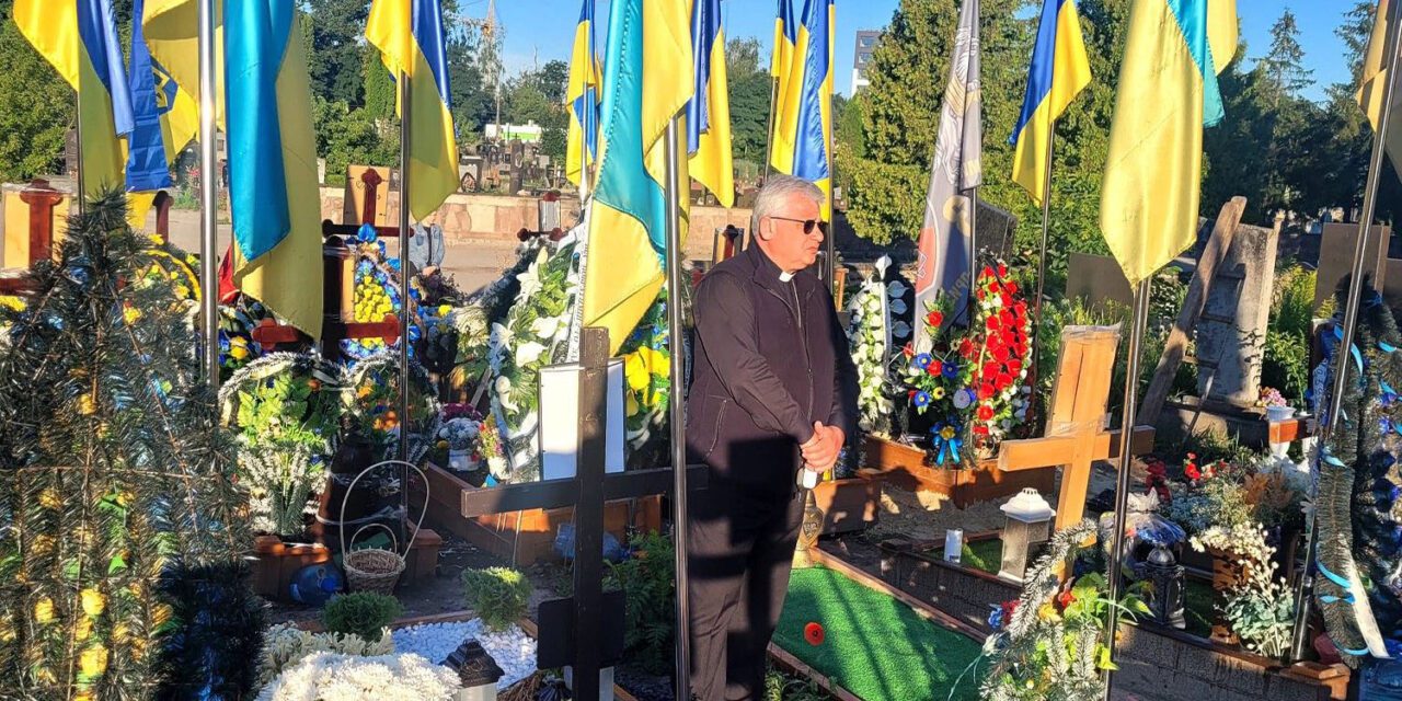 Kard. Krajewski na Ukrainie: trudno zrozumieć Boże miłosierdzie w obliczu śmierci tak wielu młodych ludzi