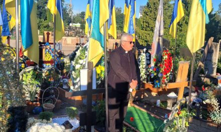 Kard. Krajewski na Ukrainie: trudno zrozumieć Boże miłosierdzie w obliczu śmierci tak wielu młodych ludzi