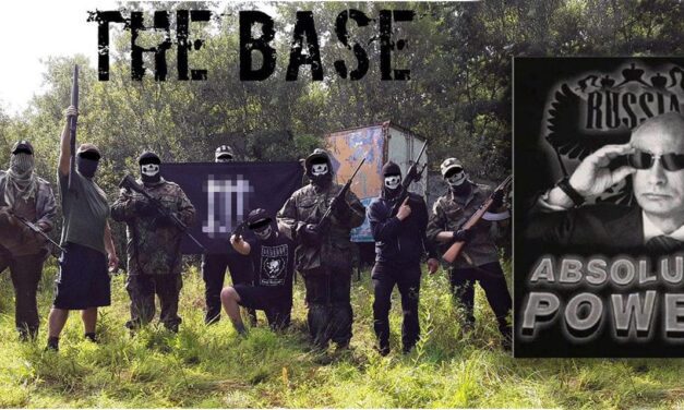 Neonaziści z USA, których przywódca uciekł do Rosji i nosi koszulkę z portretem Putina, zostali dodani na unijną listę grup terrorystycznych