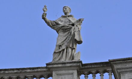 Od wieków obserwuje papieży