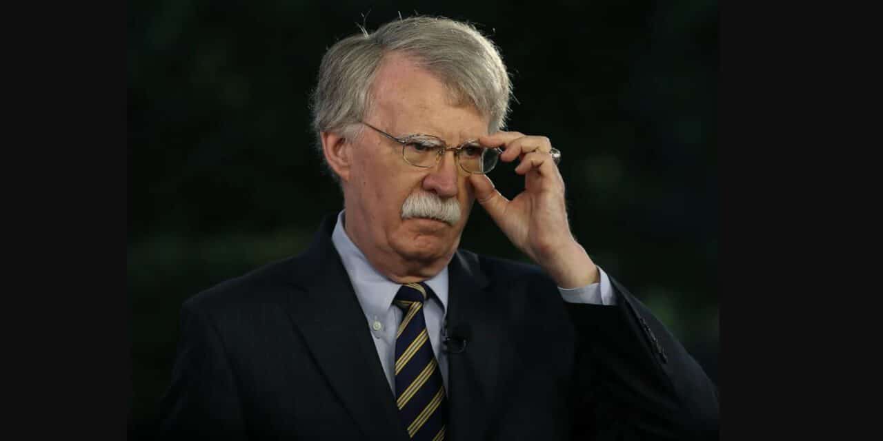 Bolton: Trump grozi Rosji pustymi sankcjami, by udawać równowagę