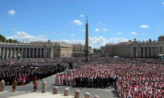 Co najmniej 400 tys. ludzi pożegnało Ojca Świętego Franciszka