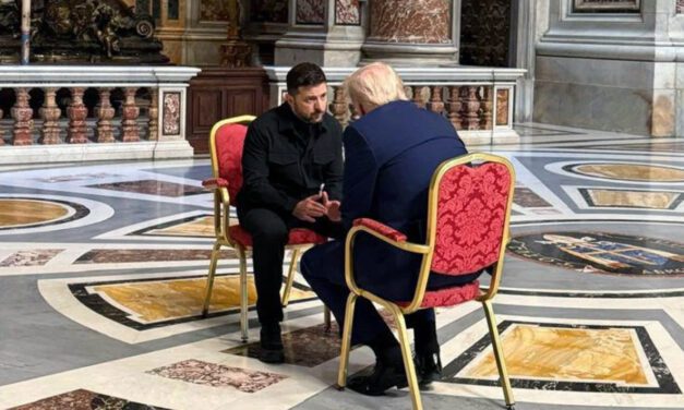 Od ostrego sporu do rozmów o pokoju. Zełenski i Trump spotkali się w Watykanie