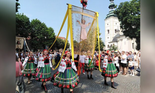 Boże Ciało w Łowiczu: tradycja, która prowadzi do Boga