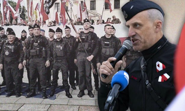 „Niech żyje Targowica!” – prorosyjscy neofaszyści maszerują w czarnych mundurach