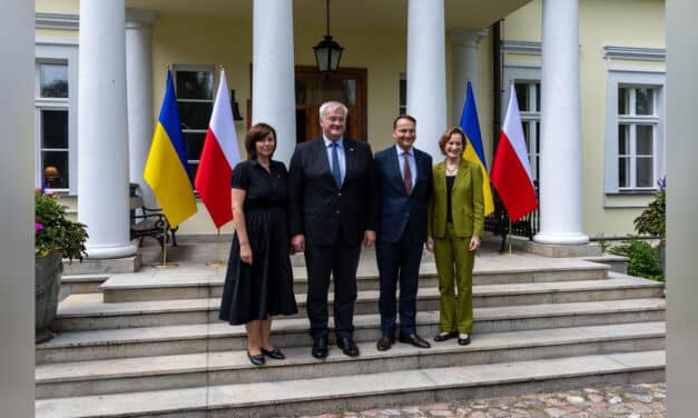 Ramię w ramię wobec rosyjskiej agresji. Szefowie MSZ Polski i Ukrainy spotkali się w Chobielinie