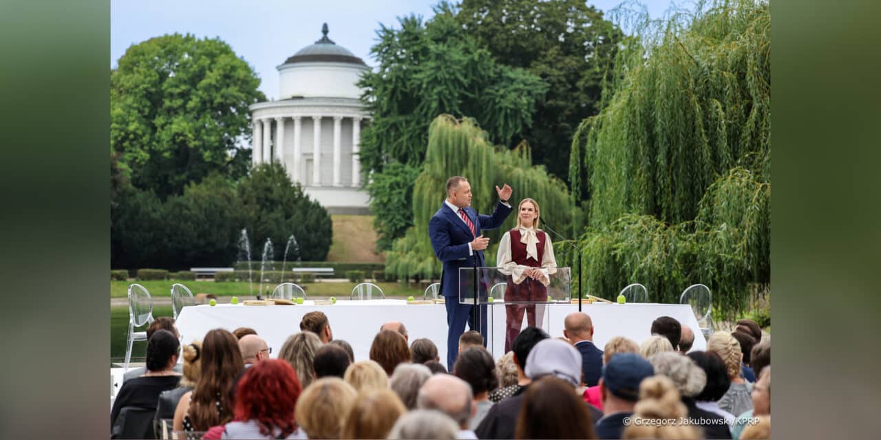 Narodowe Czytanie Jana Kochanowskiego w Ogrodzie Saskim. Prezydent Karol Nawrocki i Pierwsza Dama inaugurują 14. edycję