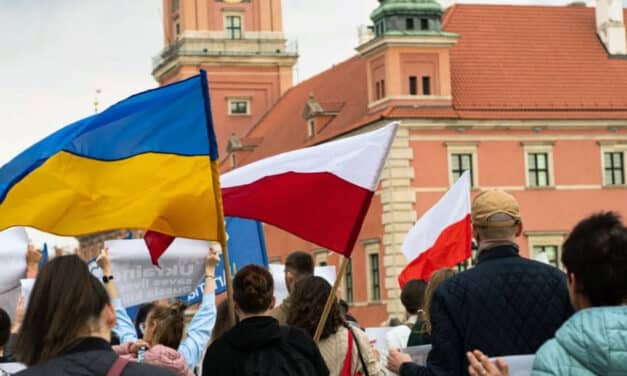 Pracują, płacą, dają Polsce miliardy. A mimo to są „obcy”? Ukraińcy między filarem gospodarki a społecznym wykluczeniem