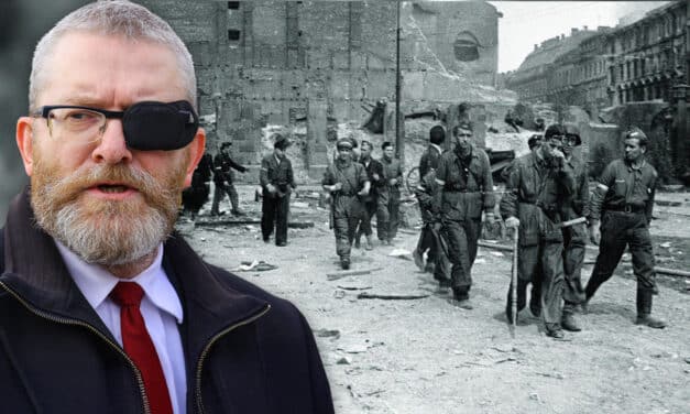 „Czekają, aż umrzemy”. Stuletni Powstaniec Warszawski oskarża Brauna i prorosyjskich nacjonalistów o grabież pamięci