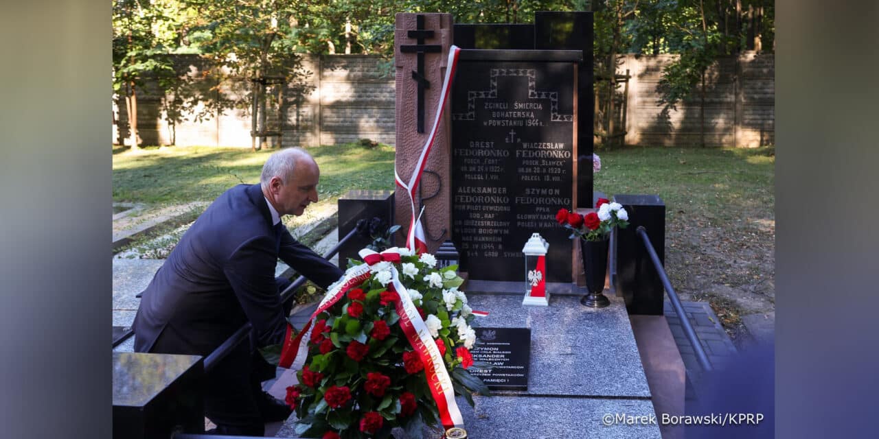 Złożono kwiaty na grobach Ukraińców poległych za wolność Polski. Od Piłsudskiego i Petlury do Powstania Warszawskiego