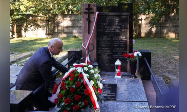 Złożono kwiaty na grobach Ukraińców poległych za wolność Polski. Od Piłsudskiego i Petlury do Powstania Warszawskiego
